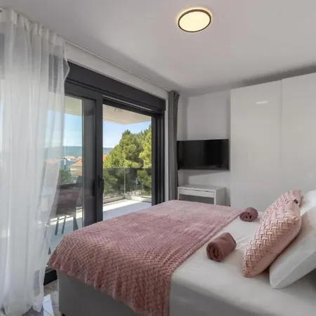 Charming Island Krk - Three Bedroom شقة *