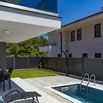 Charming Island Krk - Three Bedroom Apartament Veglia