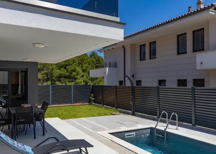 Charming Island Krk - Three Bedroom Apartament Veglia